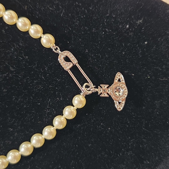 🩶🔹️VIVIENNE WESTWOOD 🔹️Off-White Lucrece Pearl Necklace (Silver Tone) - Picture 8 of 10